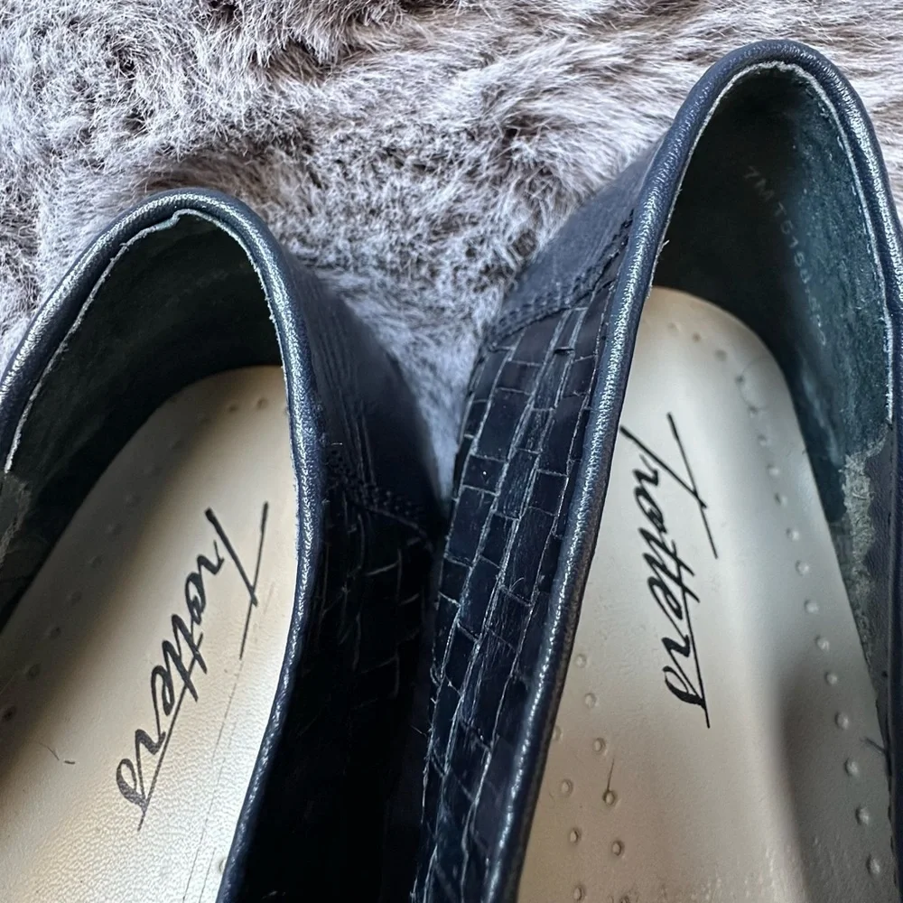 Trotters Liz navy blue weave leather slip-on loafers 7M